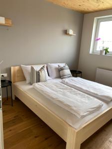 Postel nebo postele na pokoji v ubytování Penthousewohnung mit fantastischem Ausblick und KLIMAANLAGE
