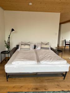 Postel nebo postele na pokoji v ubytování Penthousewohnung mit fantastischem Ausblick und KLIMAANLAGE