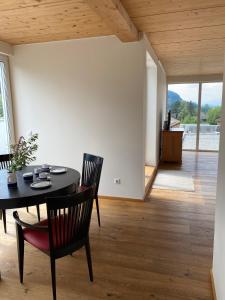 un comedor con mesa y sillas en una habitación en Penthousewohnung mit fantastischem Ausblick en Götzis