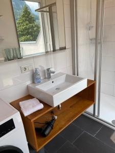 y baño con lavabo blanco y ducha. en Penthousewohnung mit fantastischem Ausblick en Götzis