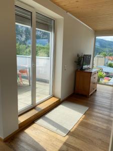 TV a/nebo společenská místnost v ubytování Penthousewohnung mit fantastischem Ausblick und KLIMAANLAGE