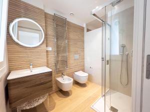 Vonios kambarys apgyvendinimo įstaigoje Bina Luxury Apartment