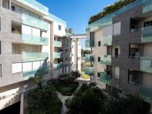 una vista aérea de un edificio de apartamentos con patio en Bina Luxury Apartment en Cagliari