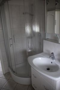 uma casa de banho com um chuveiro e um lavatório. em Haus Seesand Wittdün em Wittdün