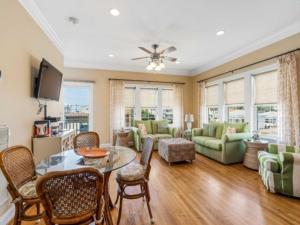 Χώρος καθιστικού στο Two-Bedroom Townhouse