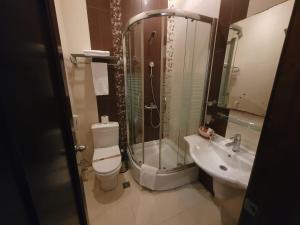 Koupelna v ubytování Riviera Hotel