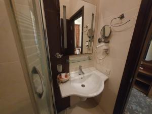 Koupelna v ubytování Riviera Hotel