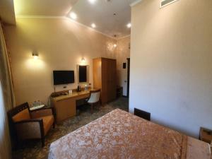 TV a/nebo společenská místnost v ubytování Riviera Hotel