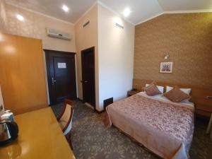 Postel nebo postele na pokoji v ubytování Riviera Hotel