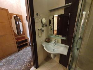 Koupelna v ubytování Riviera Hotel