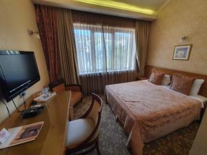 TV a/nebo společenská místnost v ubytování Riviera Hotel