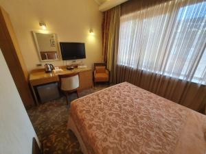 TV a/nebo společenská místnost v ubytování Riviera Hotel