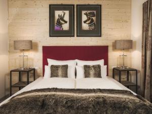 1 dormitorio con 1 cama grande y 2 lámparas en Mountainspirit, en Mayrhofen