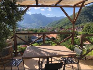 トラモンティにあるCasa vacanze Tramontiの山々を背景に望むパティオ(テーブル、椅子付)