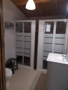 łazienka z prysznicem, toaletą i umywalką w obiekcie Apartamentos Rurales Sierra Luna w mieście Andújar +27 zdjęć
