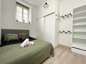 um quarto com uma cama com um urso de peluche em Bleu persan - SENS centre - Netflix em Sens