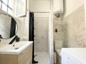 uma casa de banho com um chuveiro, um lavatório e um WC. em Bleu persan - SENS centre - Netflix em Sens