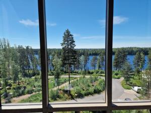 uma vista para um lago a partir de uma janela em Naava Chalet Loft 303 em Ähtäri