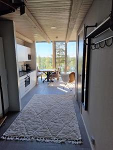 uma sala de estar com uma mesa e uma cozinha em Naava Chalet Loft 303 em Ähtäri
