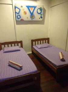Postel nebo postele na pokoji v ubytování Discovery Youth Hostel Malacca