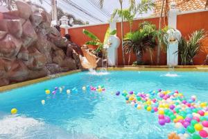 Bazén v ubytování GOLDLAND Luxury Pool Villa Pattaya Walking Street 8 Bedrooms nebo v jeho okolí