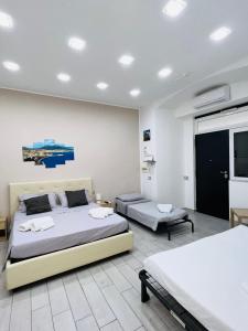 una camera con due letti e un divano in camera di Antonio’s house a Napoli