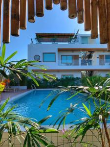 uma piscina em frente a um edifício em Wayla Villa@Maikhaobeach em Praia de Mai Khao