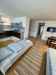 シェドルツェにあるKomfortowe mieszkanie dla 4 osóbのベッド2台、キッチンが備わる広い客室です。