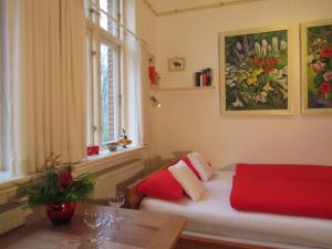 a living room with a couch and a window at Apartments im Froschhaus mit Frühstücksküchen in Friedrichstadt