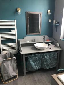 uma casa de banho com um lavatório e um espelho em Niarnia em Abbeville
