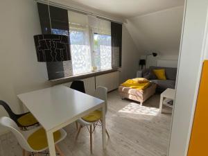 mały salon ze stołem i kanapą w obiekcie Apartment in Bremen w Bremie