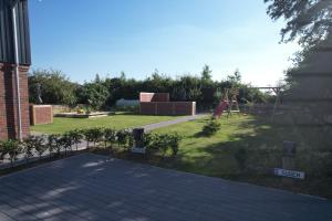 un patio trasero con parque infantil en Urlaubswind, en Niebüll