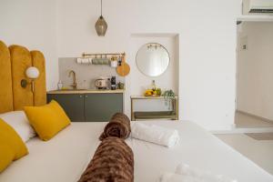 una persona sdraiata su un letto in una stanza di Style rooms Split a Spalato (Split)