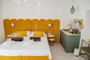 スプリトにあるStyle rooms Splitのベッドルーム1室(大型ベッド1台、木製ヘッドボード付)