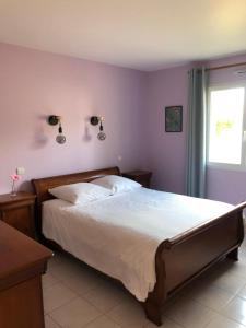 - une chambre avec un lit doté de draps blancs et une fenêtre dans l'établissement Maison Le Bel Air à 3km du virage de Mulsanne 9 couchages, à Ruaudin
