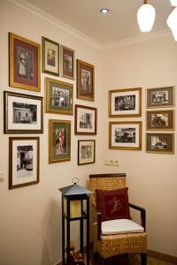 クライナルにあるVital- & Familienhotel Angerwirtの椅子と壁画付きの部屋