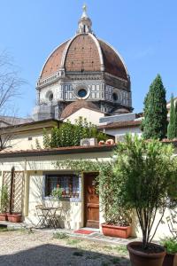 een gebouw met een koepel erop bij La Gabbia del Grillo in Florence