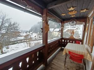 ベルヒテスガーデンにあるOberweinfeldのバルコニー(テーブル、椅子付)、雪に覆われた山