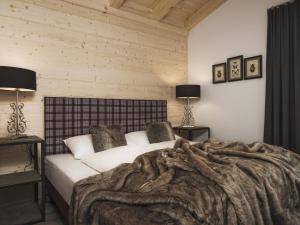 ein Schlafzimmer mit einem großen Bett mit einer Decke in der Unterkunft Mountainspirit in Mayrhofen