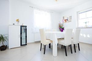 Zdjęcie z galerii obiektu Apartmani Sandra Malinska w mieście Sveti Vid-Miholjice