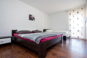 Łóżko lub łóżka w pokoju w obiekcie Apartmani Sandra Malinska