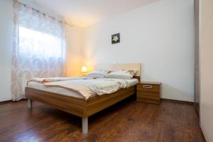 Łóżko lub łóżka w pokoju w obiekcie Apartmani Sandra Malinska