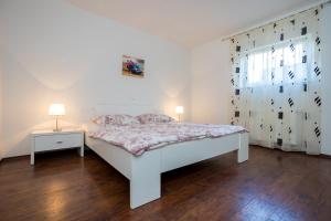Łóżko lub łóżka w pokoju w obiekcie Apartmani Sandra Malinska