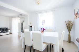 Kuchnia lub aneks kuchenny w obiekcie Apartmani Sandra Malinska