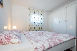 Łóżko lub łóżka w pokoju w obiekcie Apartmani Sandra Malinska