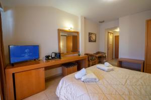 Postel nebo postele na pokoji v ubytování Hotel Serenity Tolo
