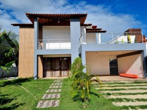 a house with a lawn in front of it at Casa próxima às melhores praias de Alagoas in Marechal Deodoro