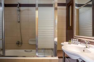 Koupelna v ubytování Hotel Serenity Tolo