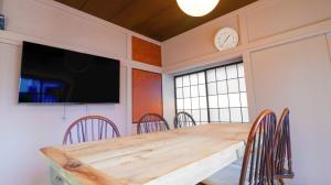 a dining room with a wooden table and chairs at GLOCE 海行燈 l 江ノ島から徒歩5分 小型犬可 in Kamakura