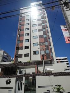 Un grand bâtiment où le soleil brille dans l'établissement Apartamento Edifício Edécio Lopes, à Maceió